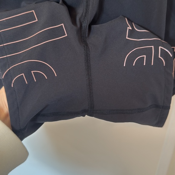 LULULEMON SPEED UP LINED BLACK SHORTS SIZE 4 - Picture 9 of 11